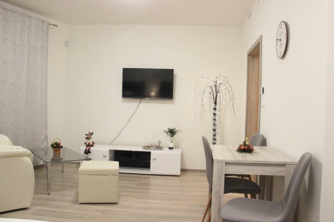 Appartamento H+ Apartman Letiste Praha Esterno foto