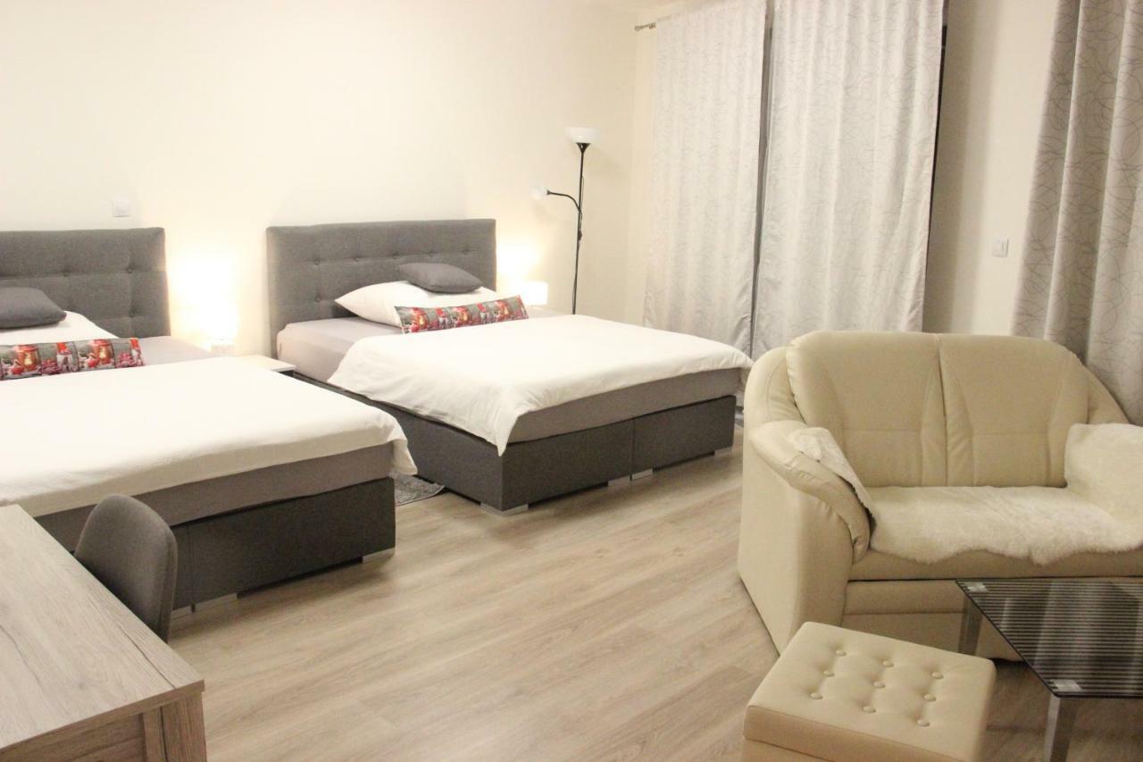 Appartamento H+ Apartman Letiste Praha Esterno foto
