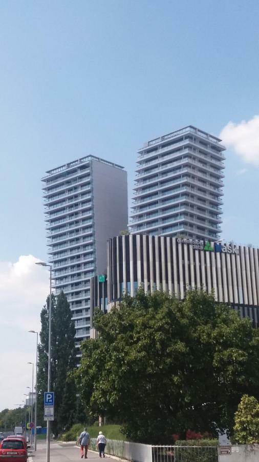 Appartamento H+ Apartman Letiste Praha Esterno foto