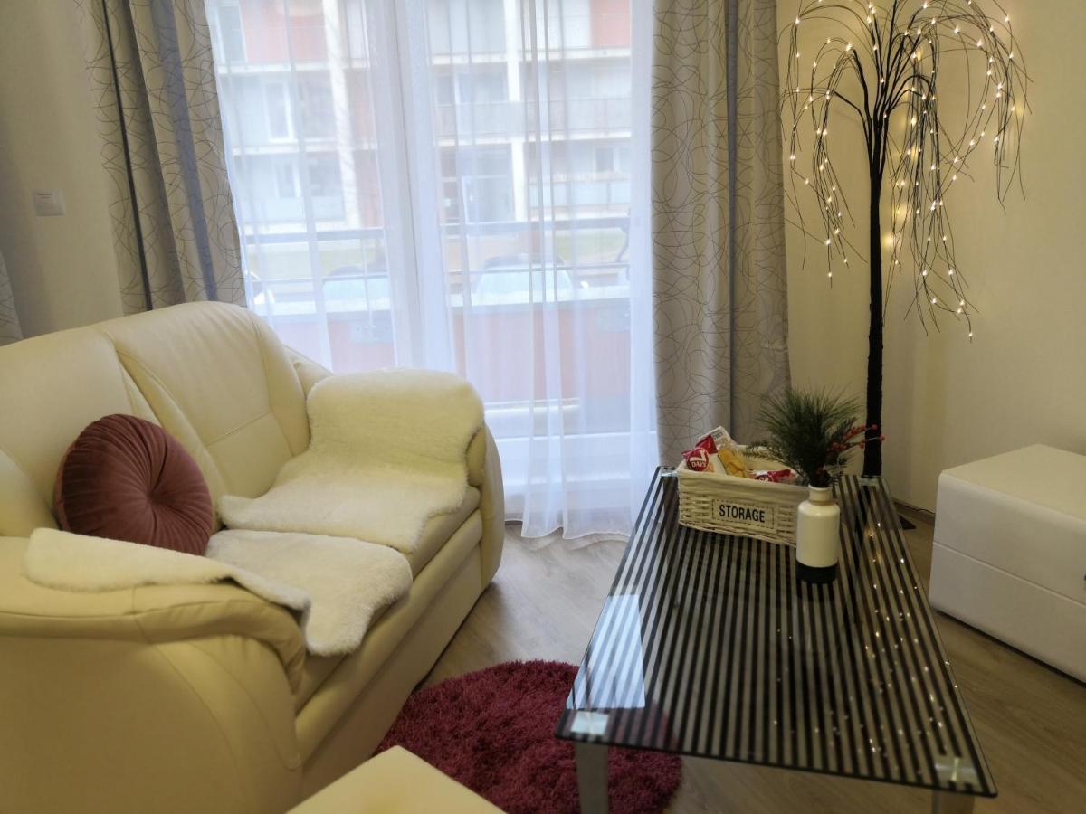 Appartamento H+ Apartman Letiste Praha Esterno foto